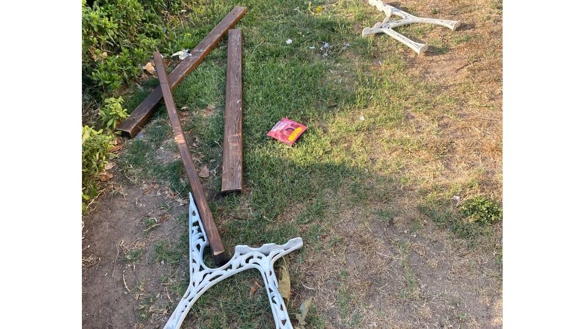 Tahrip edilen bankları belediye ekipleri onardı