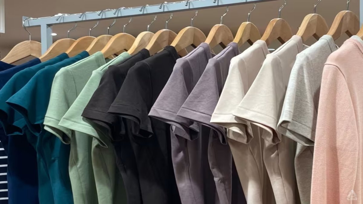 Tişört alırken herkesin gözden kaçırdığı o detay: Yıllarca giyebilmenin sırrı bu dikişte saklı