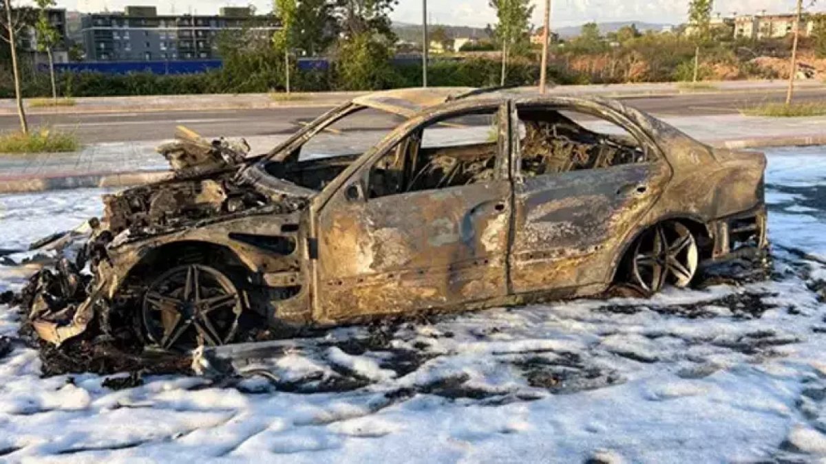 Aracı gümrükten geçmeyince ateşe verdi: Alev alev yanan araç itfaiye tarafından söndürüldü