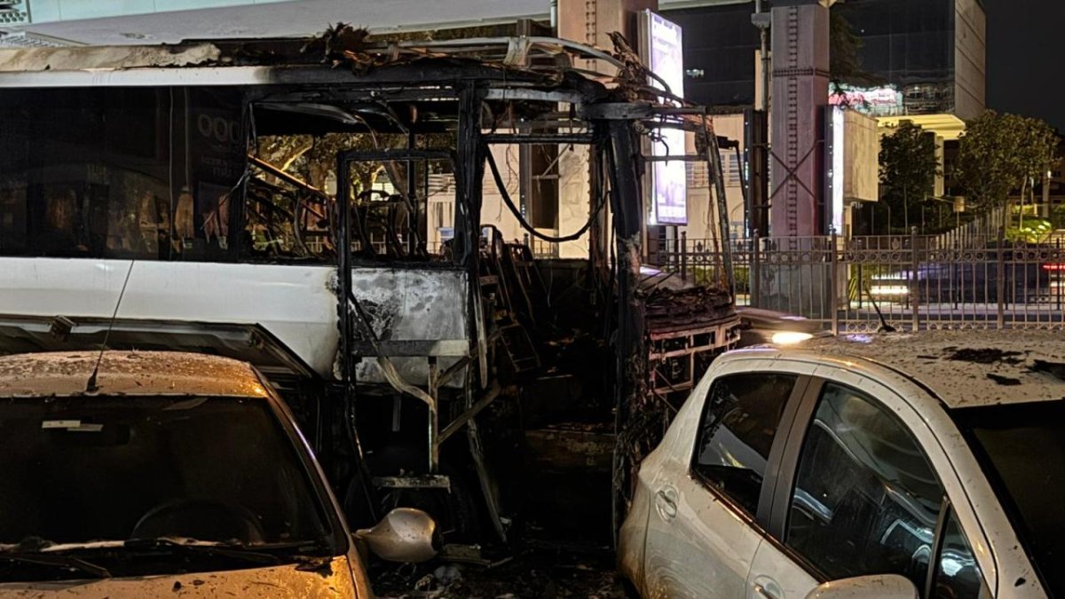 Şişli'de tur otobüsü alev aldı: Seyir halindeki araç ve 3 otomobil yandı