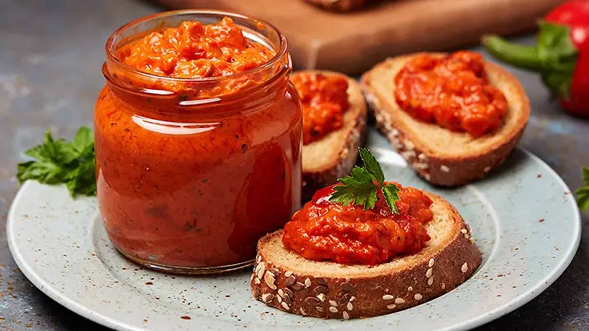 Kış gelmeden bu lezzeti hemen yapın! Balkanların kırmızı hazinesi: Lutenitsa nedir ve nasıl yapılır?