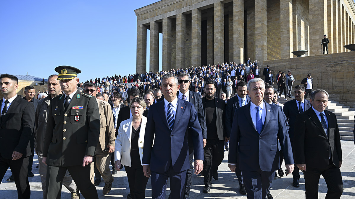 Özel, CHP'nin 102. yıl dönümünde Anıtkabir’i ziyaret etti