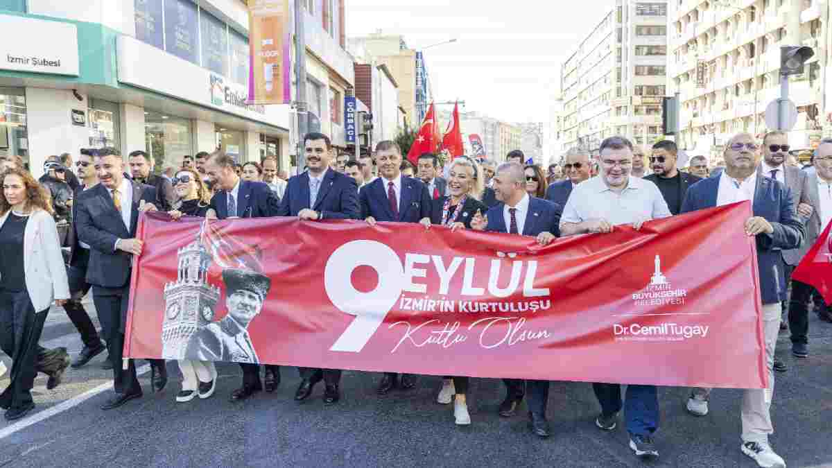 İzmir’de geleneksel Zafer Yürüyüşü