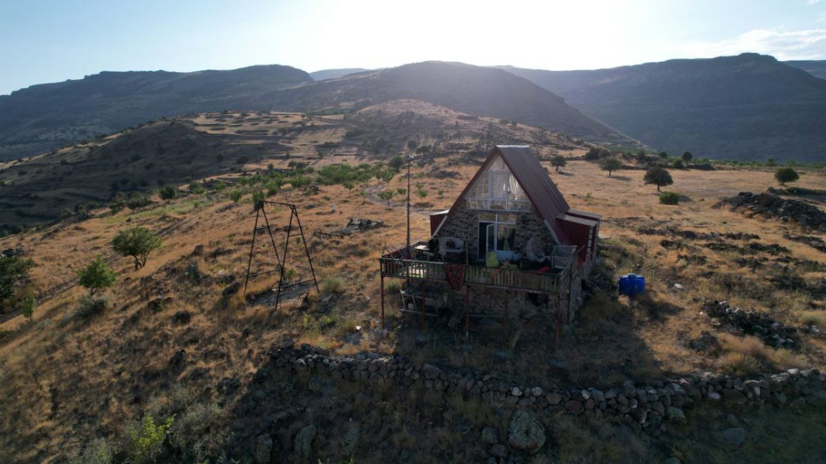 Deprem sonrası güvenli liman: 1600 rakımda inşa ettiği antika dolu evle zamanda yolculuk sunuyor