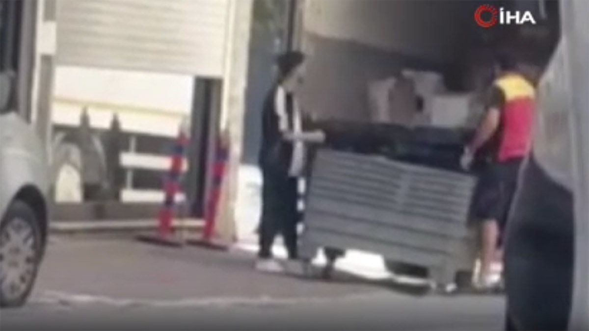 Pes dedirten çalışma yöntemi! Kargo çalışanları paketleri araca fırlattı