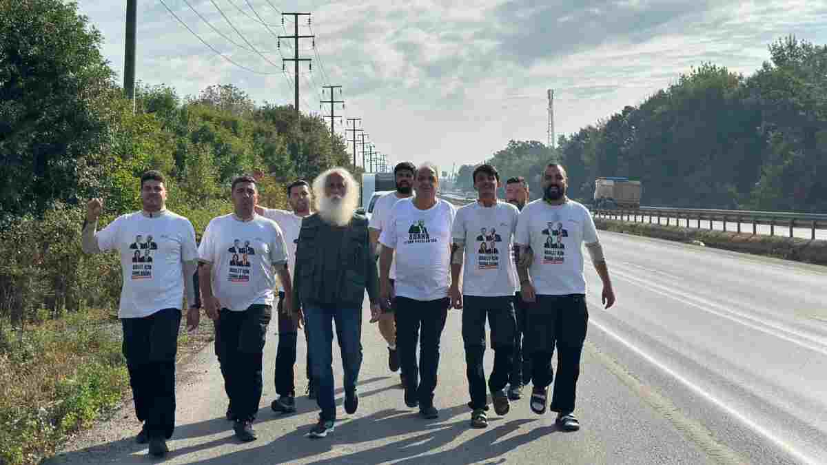 Zeydan Karalar için Özgürlük Yürüyüşü başlatan gençlere Hendek’te sanatçı Süavi katıldı