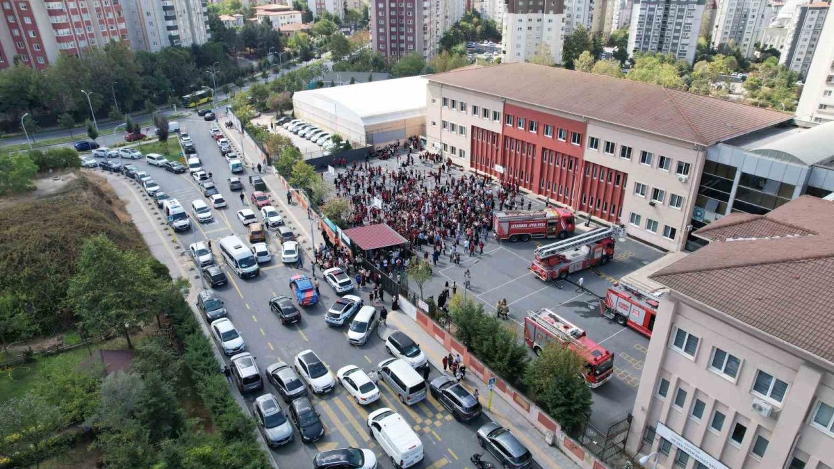 Başakşehir'de okul kantininde yangın