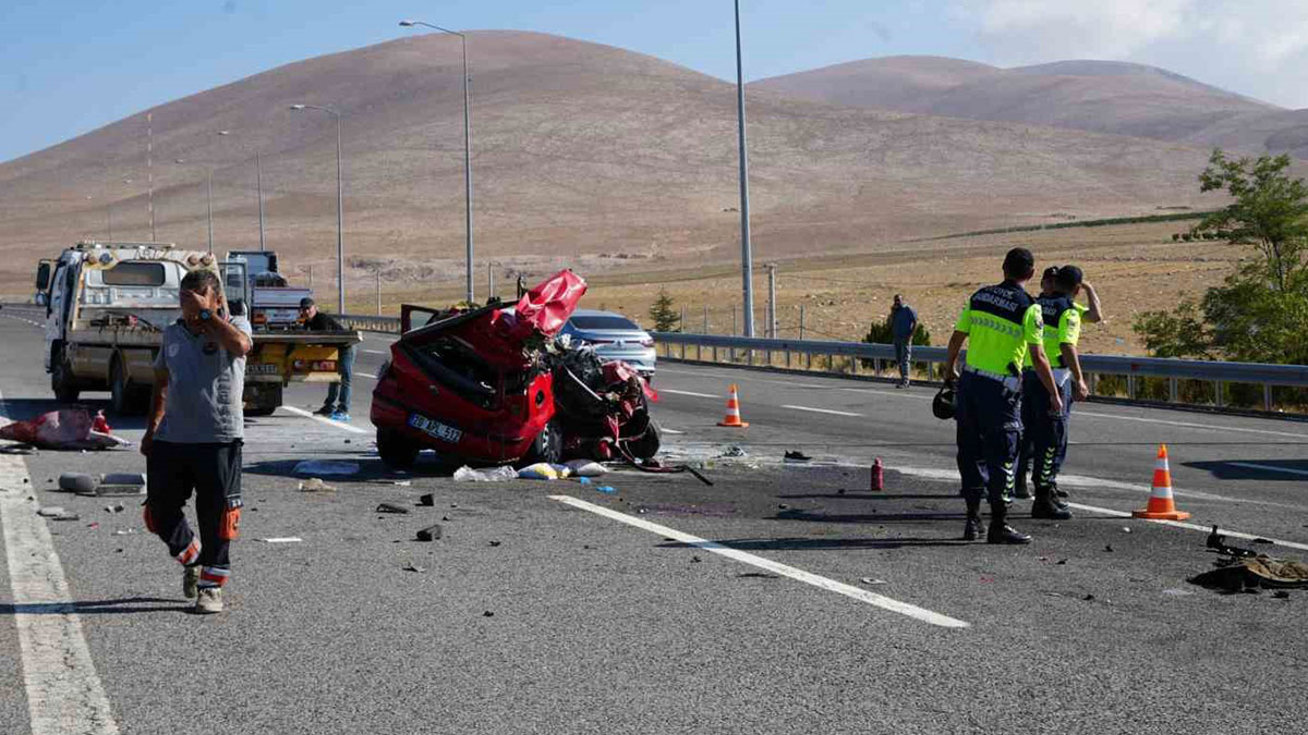 Niğde'de trafik kazası: 3 kişi öldü, 2 kişi yaralandı