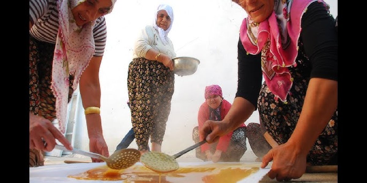 Erzincan’da mesai başladı! Saatlerce başında oturuyorlar, bir kerede çokça yapıyorlar! Pazarda yok satıyor