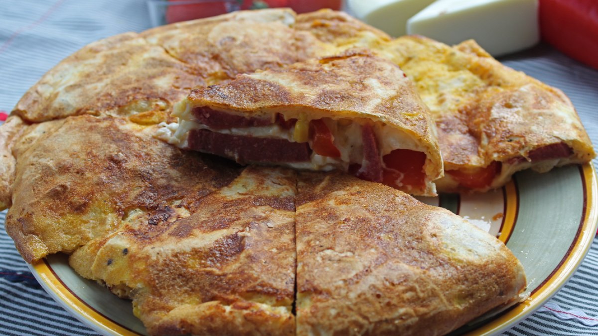 Uzun vaktiniz yok ama canınız börek istiyorsa hemen deneyin! 15 dakikalık tava böreği tarifi…