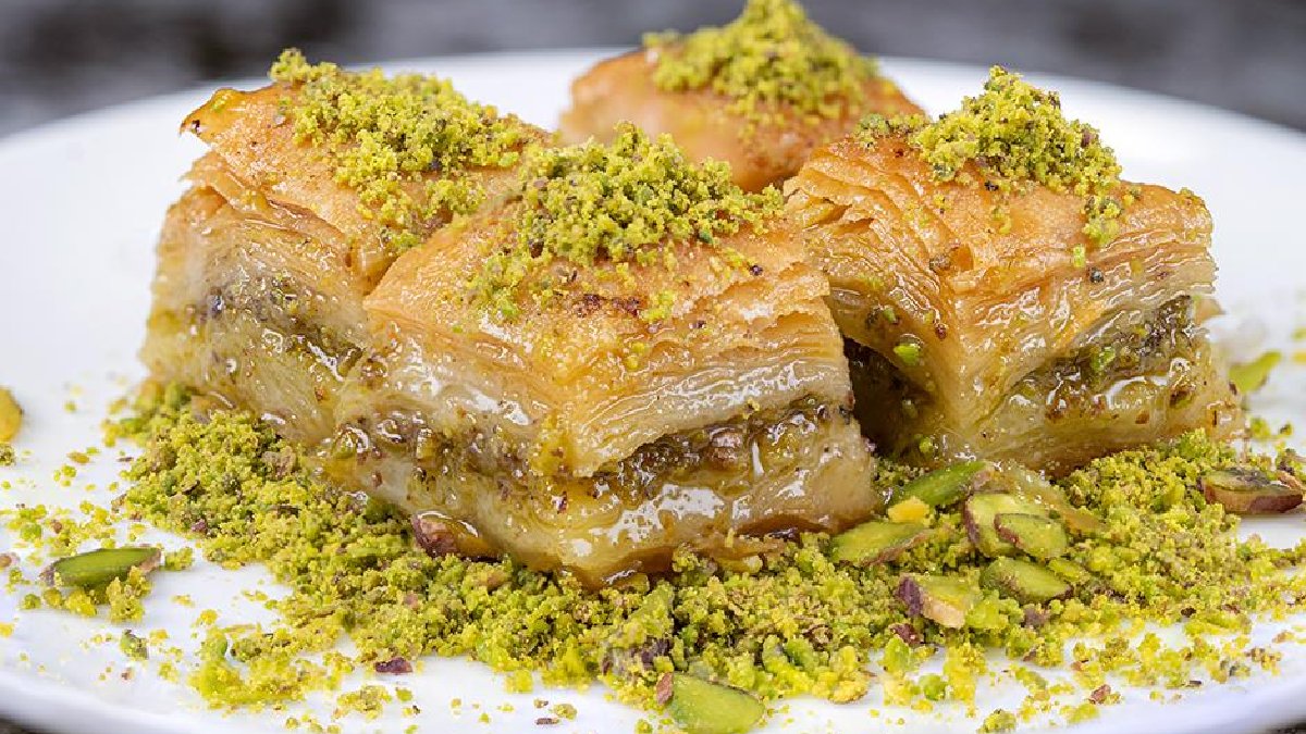Baklava yapmak gözünüzü korkutmasın! Kimse gerçeğinden ayırt edemeyecek! İşte pratik baklava tarifi…