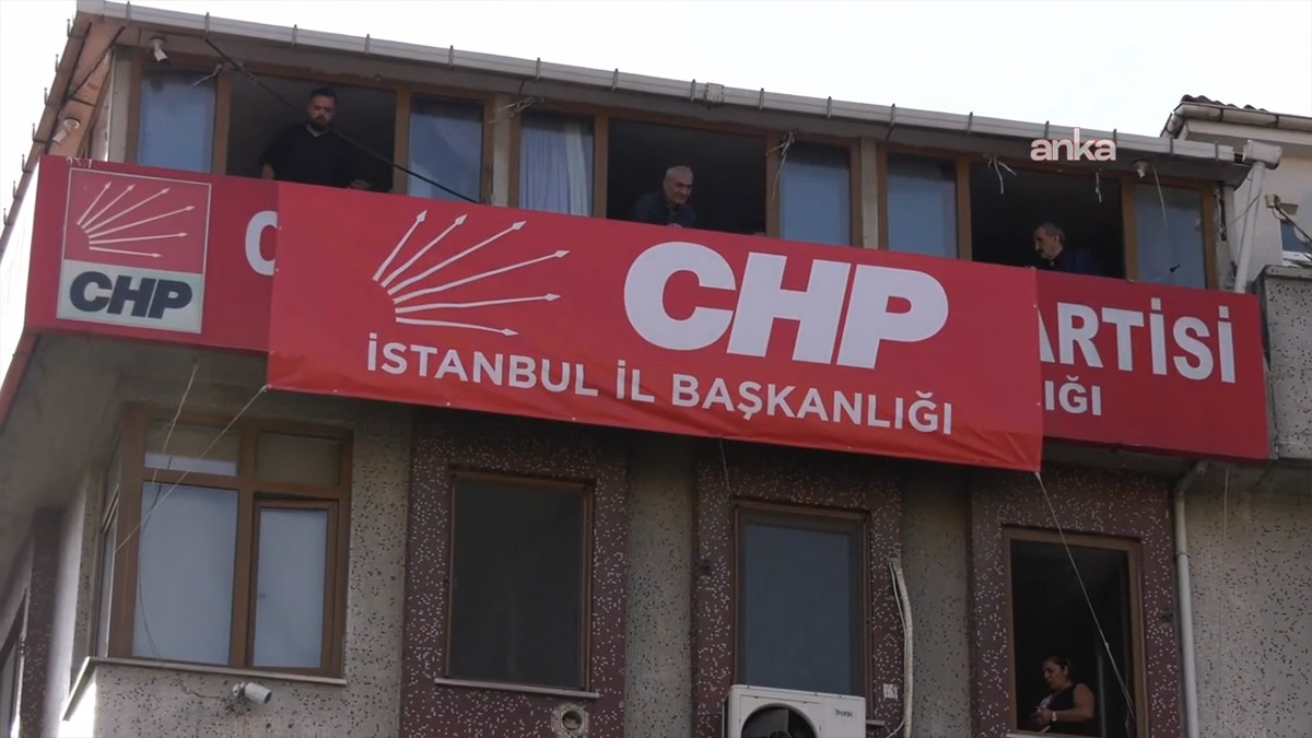 CHP'nin Bahçelievler'deki binasına 'il başkanlığı' yazısı asıldı