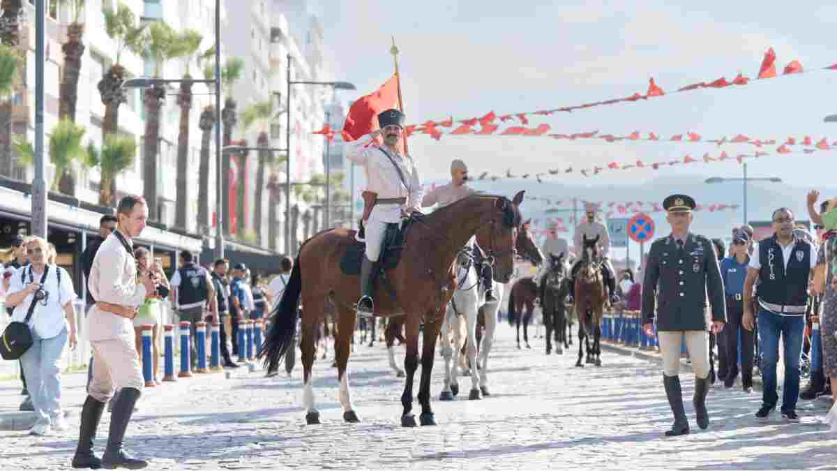 İzmir semalarında “kurtuluş” coşkusu
