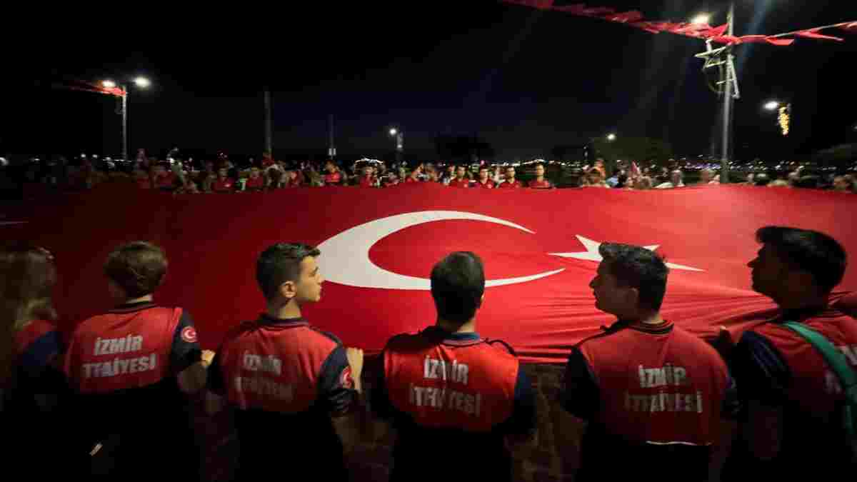 İzmir Marşı sokaklarda yankılandı