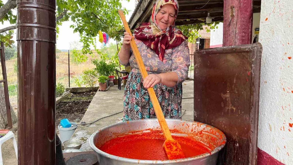 Ateşler yakıldı, kazanlar doldu! Bu sefer kış için kaynıyor: Kadın elinden en doğalı üretiliyor