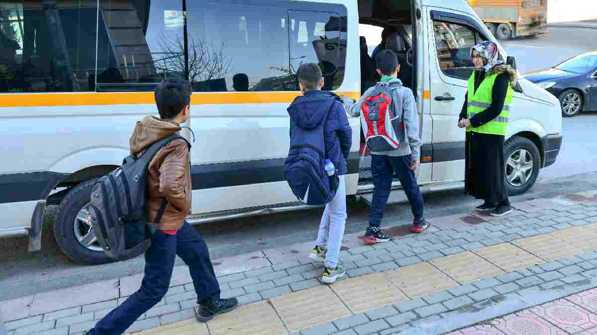 Eğitime devrim niteliğinde destek! Ankara Büyükşehir öğrencilere servis ve abonman yardımı sağlıyor