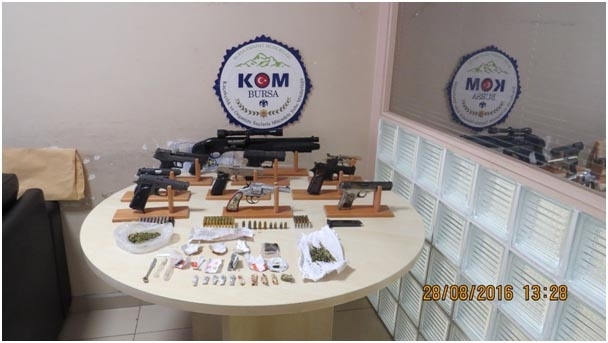 Bursa'da silah ve uyuşturucu operasyonu: 4 kişi gözaltına alındı