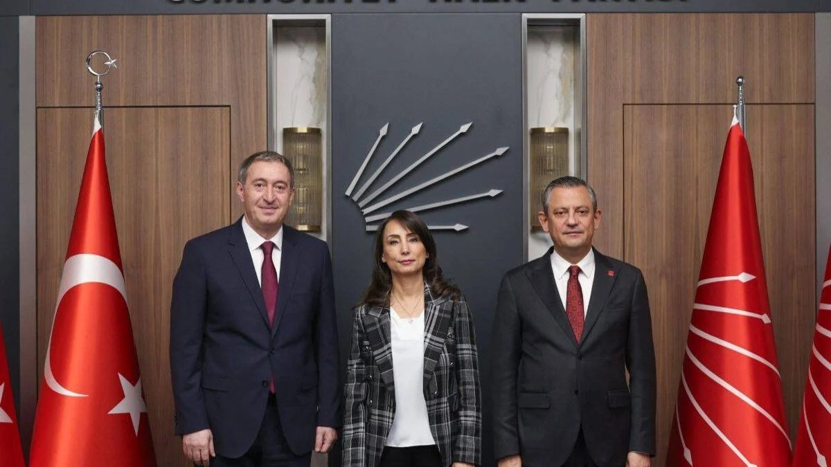 DEM Parti’den Özel’e destek ziyareti: Görüşme giriş çıkışların yasak olduğu eski il binasında olacak