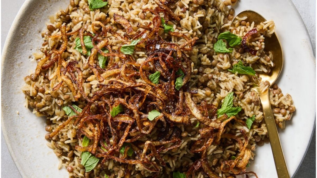 Mercimek ve pirinç bir arada olur mu demeyin! Orta Doğu’dan gelen lezzet: Mujadara tarifi