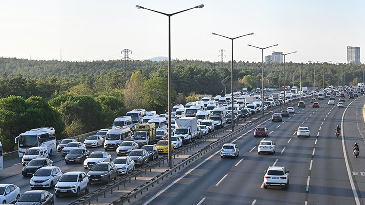 İstanbul'da haftanın dördüncü iş günü trafik yoğunluğu