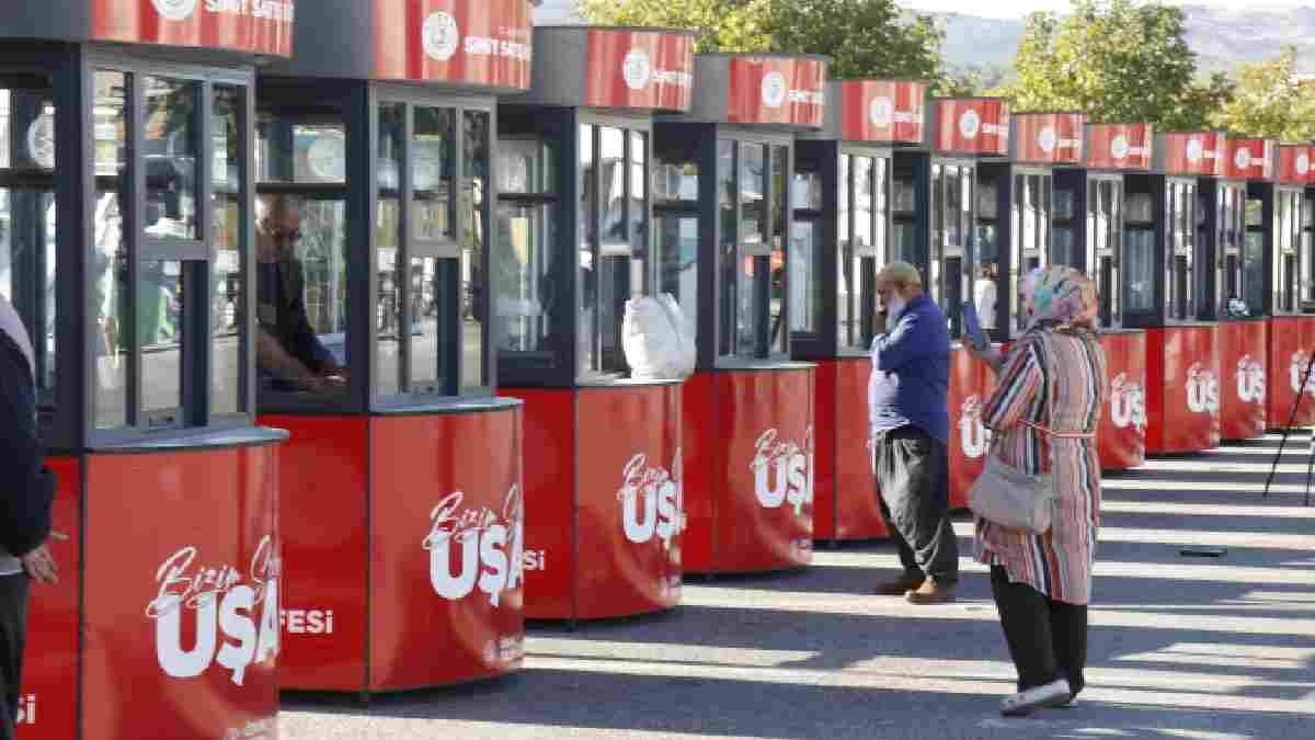 İklim koşullarından etkilenen esnafa büyük destek: Uşak Belediyesi, 22 adet simit büfesini satıcılara teslim etti