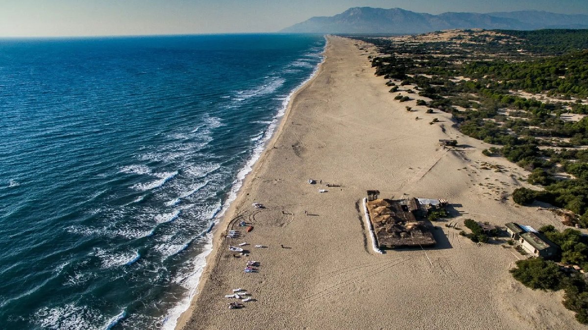 Yazın tadı burada çıkıyor! Tam 12 kilometre uzunluğunda… Havlusunu alan soluğu bu plajda alıyor