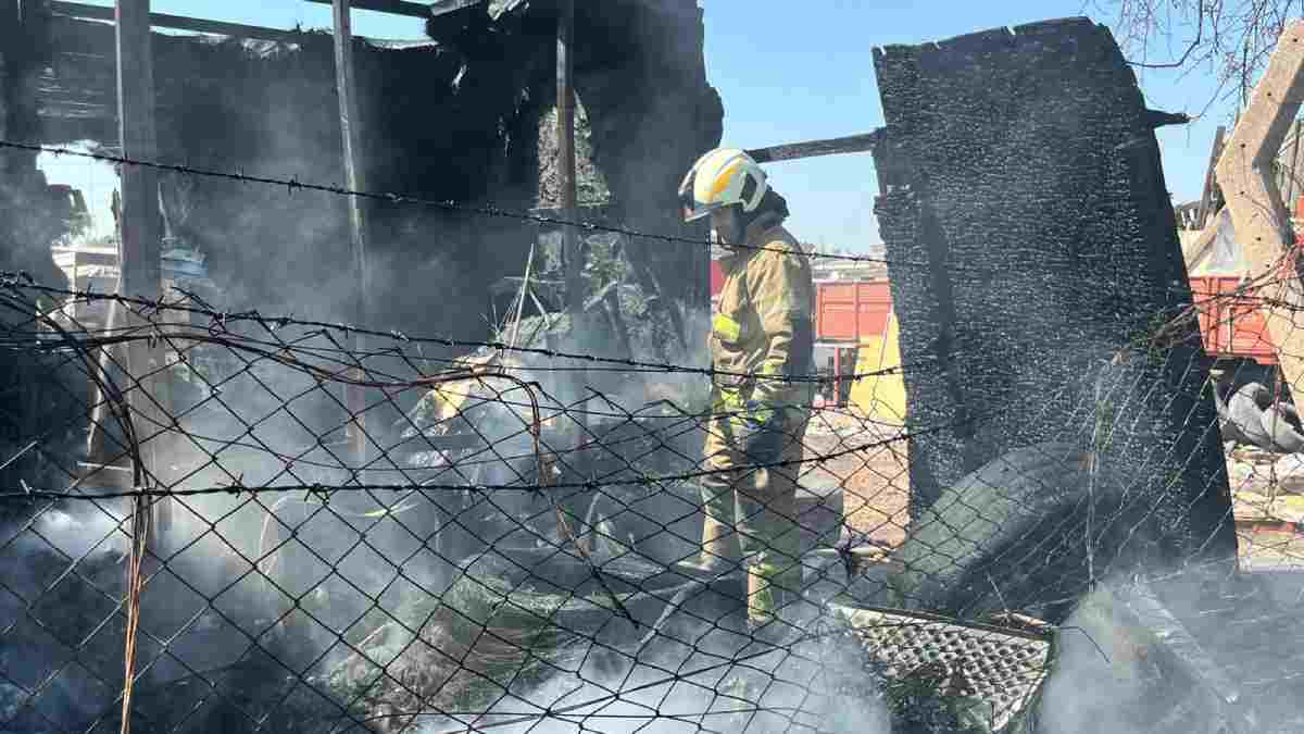 İzmir İtfaiyesi Işıkkent’teki konteyner yangınına müdahale etti