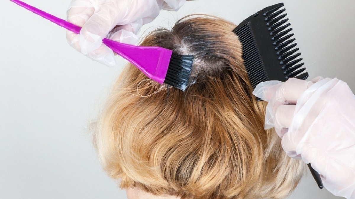 Kadınları dip boyası derdinden kurtarıyoruz! Kuaförler herkesten saklamış: Bu şekilde boyayan dip boyasını unutuyor.