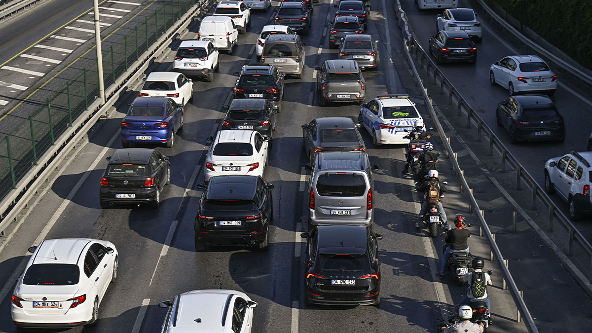 İstanbul’da haftanın son iş gününde trafik yoğunluğu