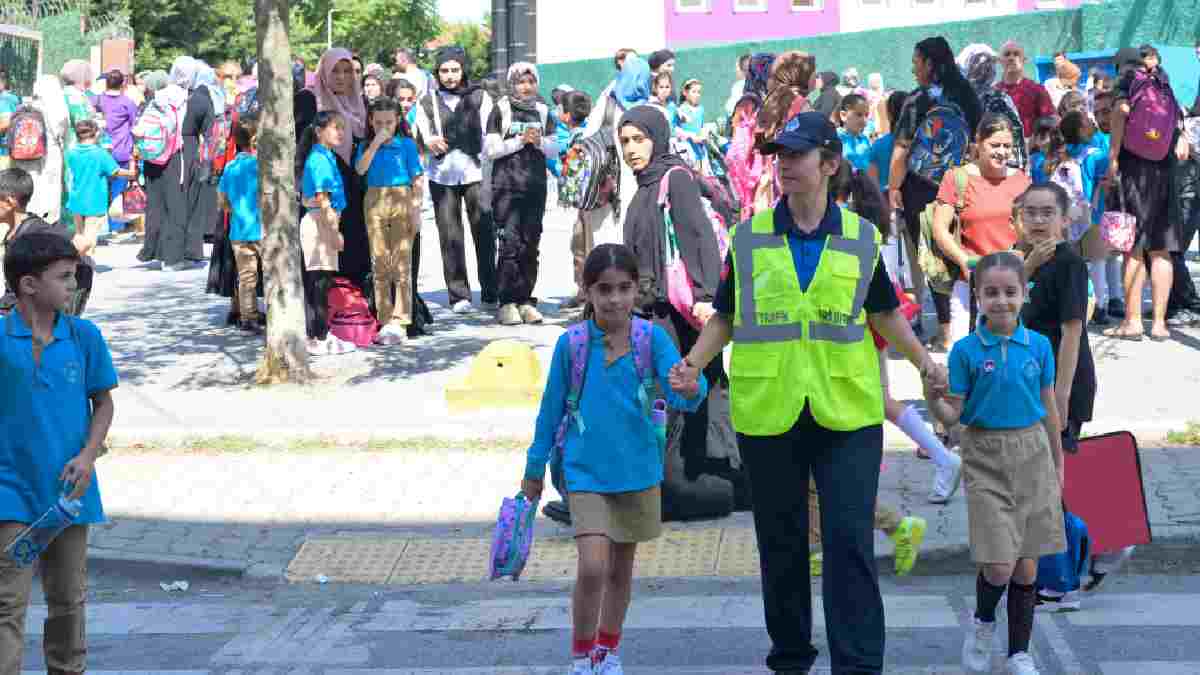 Esenyurt Zabıtası,  öğrencilerin güvenliği için görevde