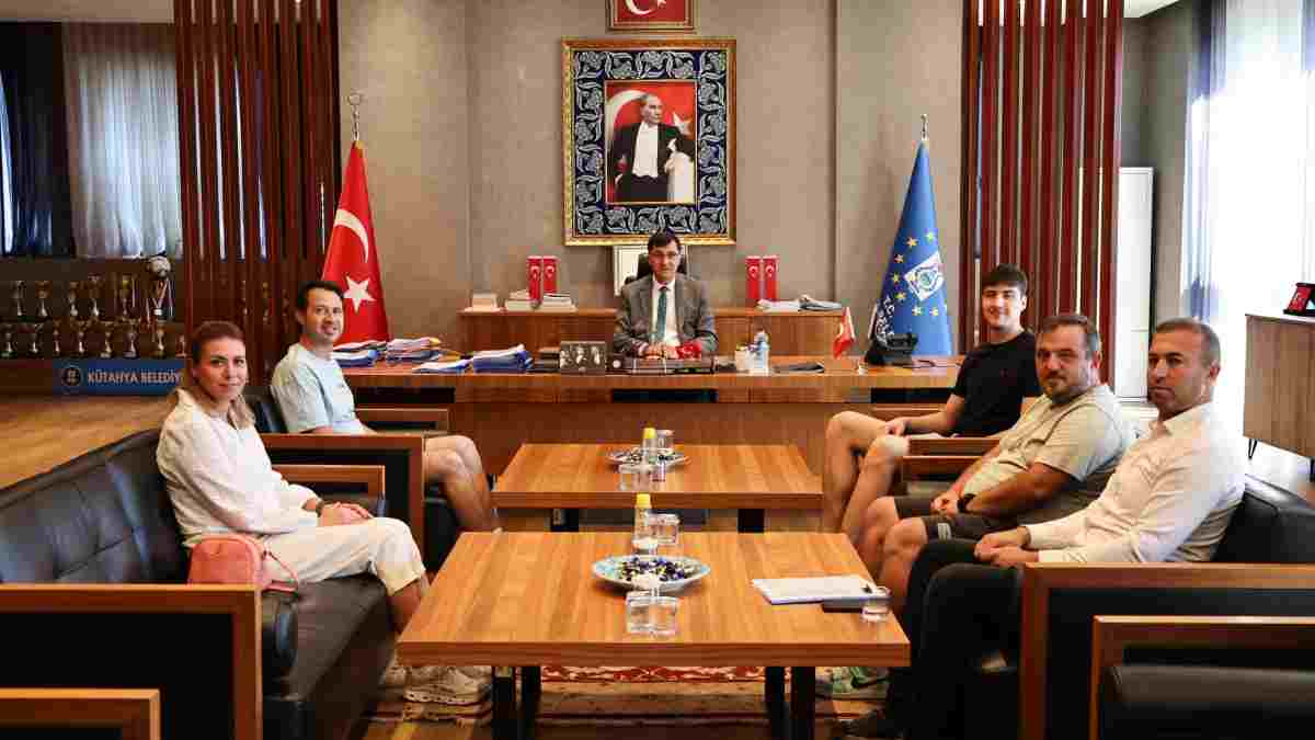 Kahveci, Kütahya’nın yıldızı Eren Karakaya’yı tebrik etti