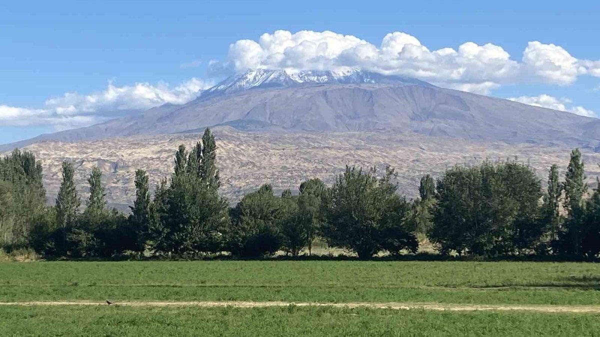 Türkiye'nin zirvesine mevsimin ilk karı düştü! Ağrı Dağı beyaz gelinliğini giydi