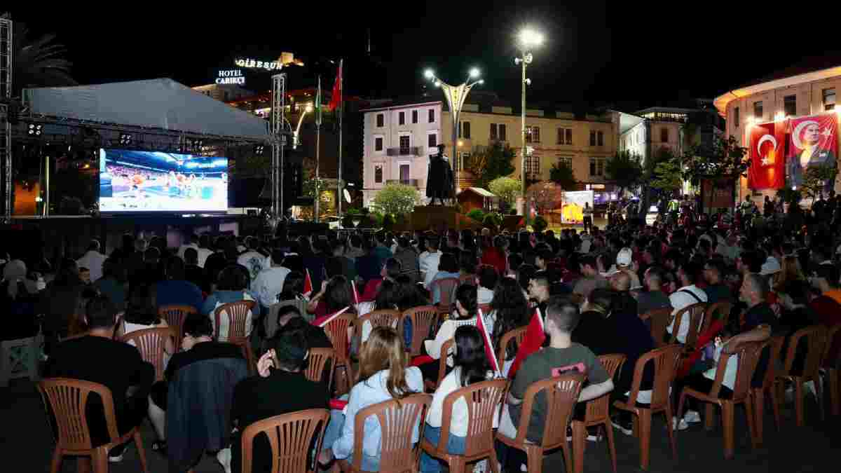 Atatürk Meydanı’nda dev ekran kuruldu