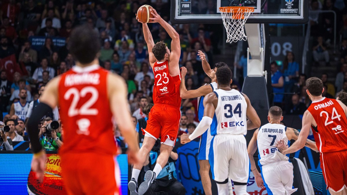 A Milli Erkek Basketbol Takımı, Yunanistan'ı farklı geçip finale çıktı: Yunan basını tarihi hezimeti manşetlere taşıdı