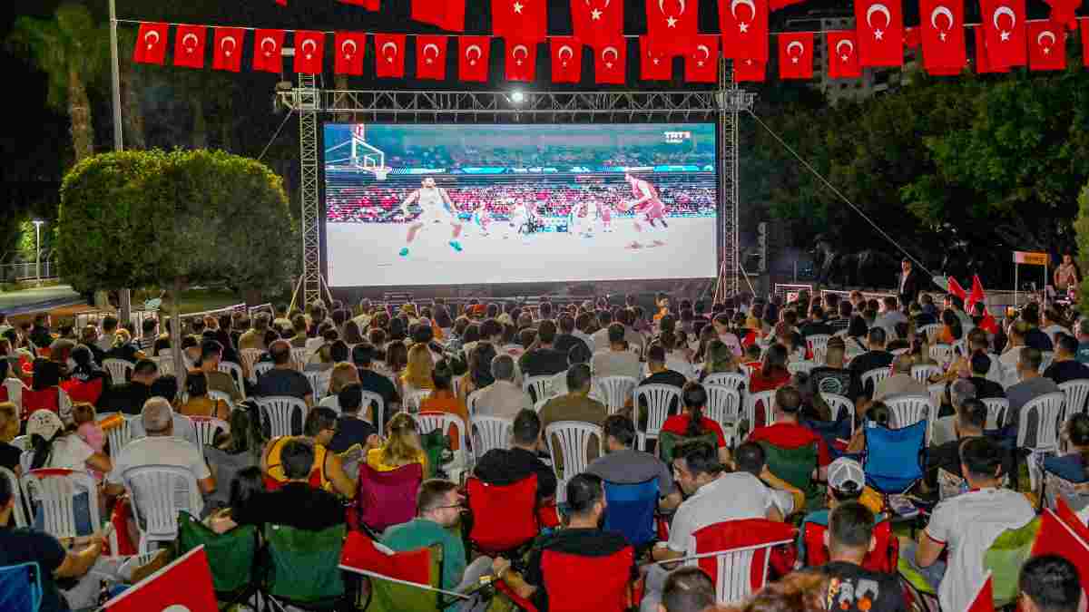 Mersinliler yarı final coşkusunu dev ekranda izledi