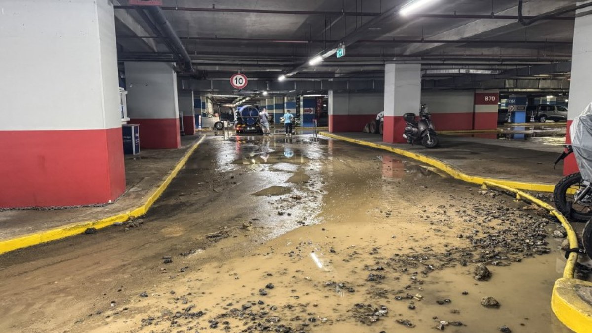 Kadıköy'de su borusu patladı: AVM Otoparkını su bastı