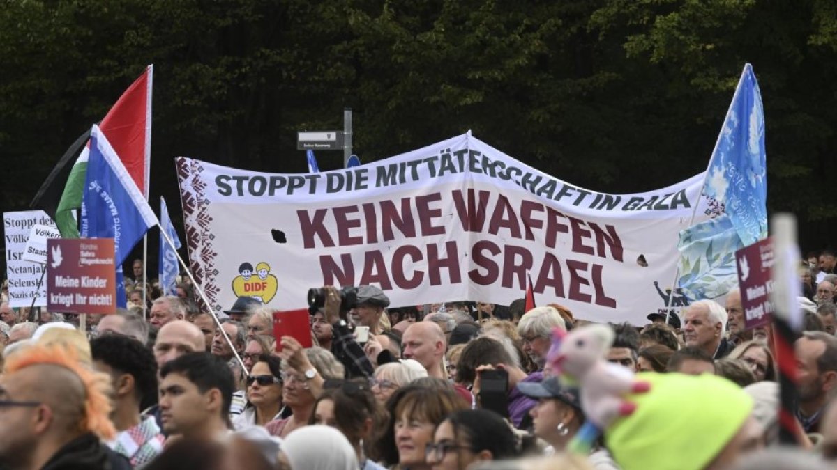 Berlin'de binlerce kişi Gazze için yürüdü