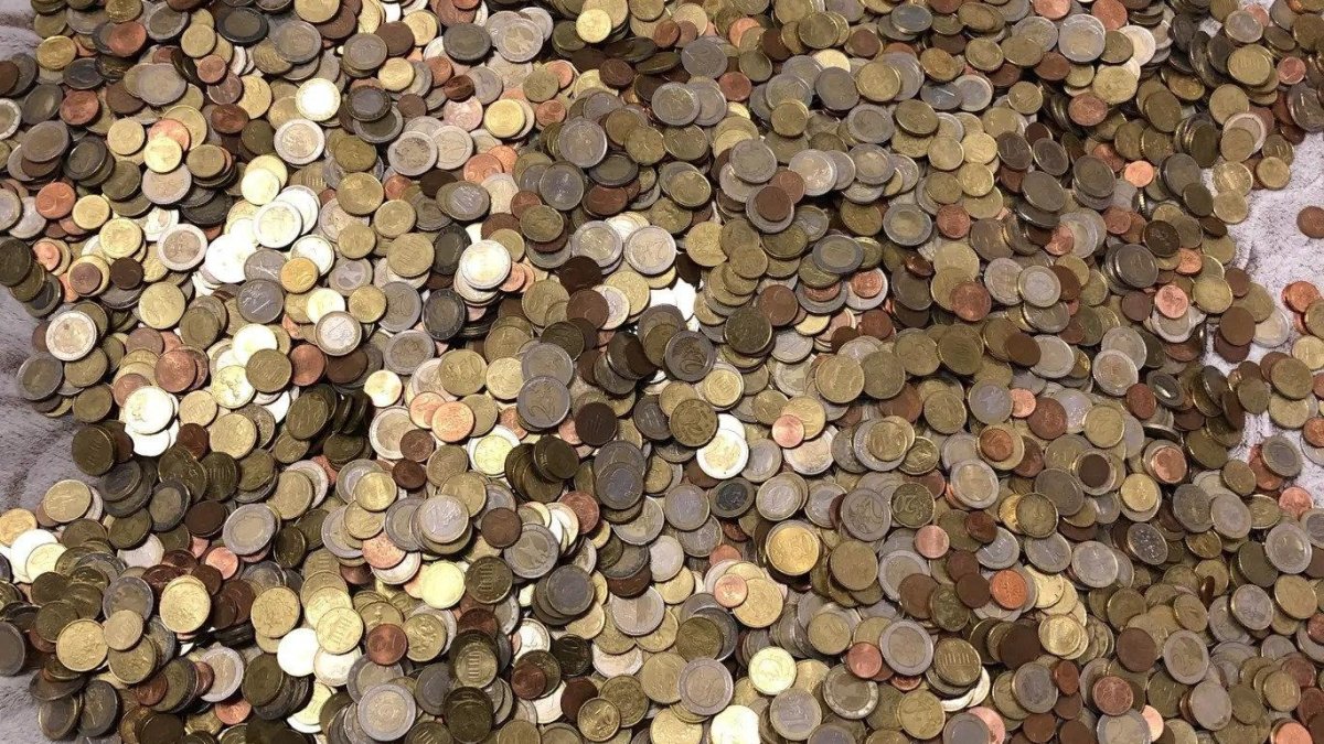 Biriktirdiği bozuk paralara yer bulamayınca bankaya gitti! Biriken para şaşkına çevirdi: 15 kiloluk damacanalar dolmuş