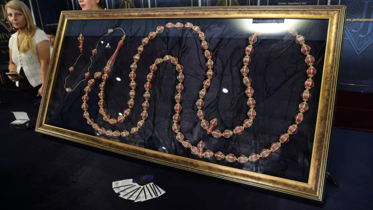 14 aylık emekle Kur'an-ı Kerim'in tamamını tespihe nakşettiler: "Hayalimiz Louvre Müzesi"