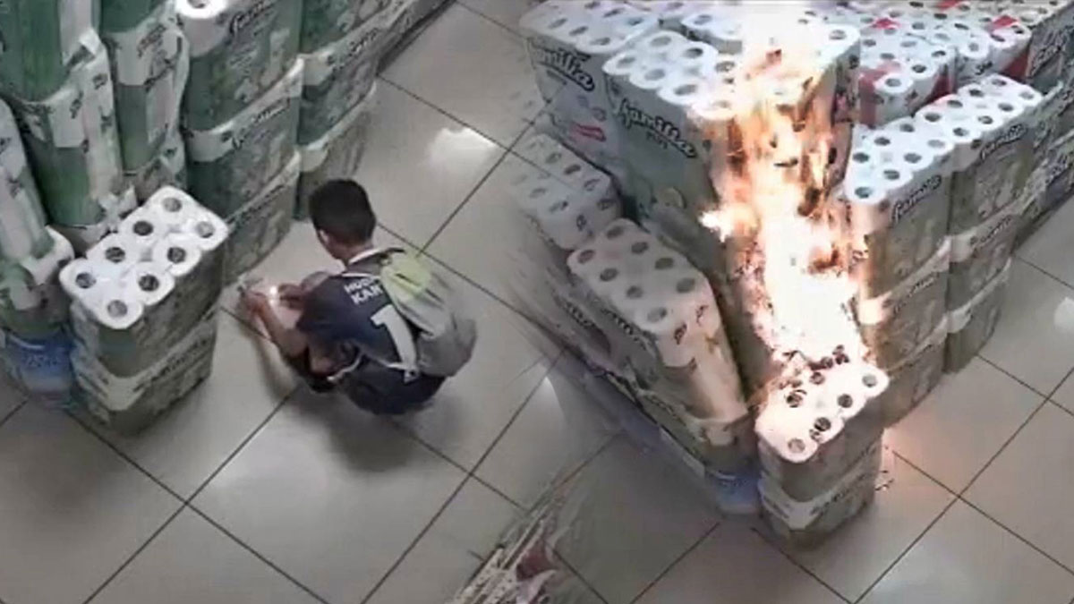 Çocuğun marketi kundakladığı anlar kamerada! Peçeteleri ateşe verip kaçtı