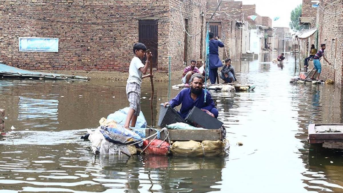 Pakistan'daki muson felaketinde yaşamını yitirenlerin sayısı bine dayandı