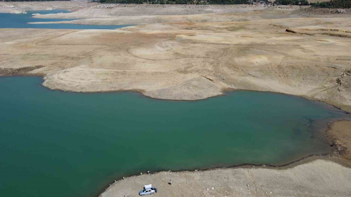Kozan Barajı kurudu, topraklar sahaya dönüştü