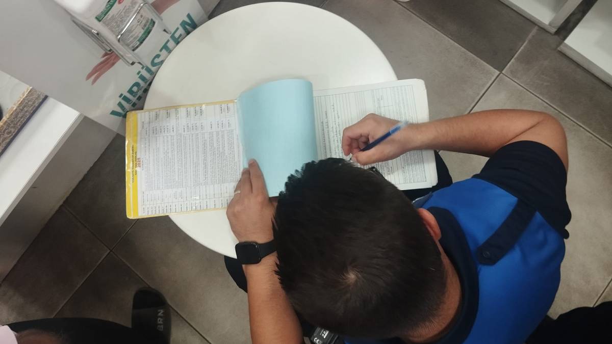 Zabıta ekipleri yere izmarit atanlara ceza işlemi uyguladı