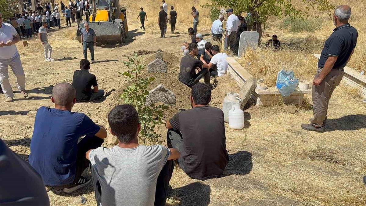 Batman'daki katliamda 24 gözaltı! Yoğun güvenlik önlemleri altında toprağa verildiler