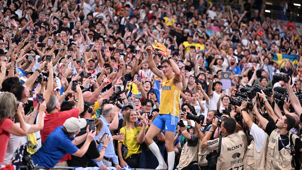 Sırıkla atlamacı Armand Duplantis, bir kez daha dünya rekoru kırdı: İsveçli sporcunun 14'üncü dünya rekoru