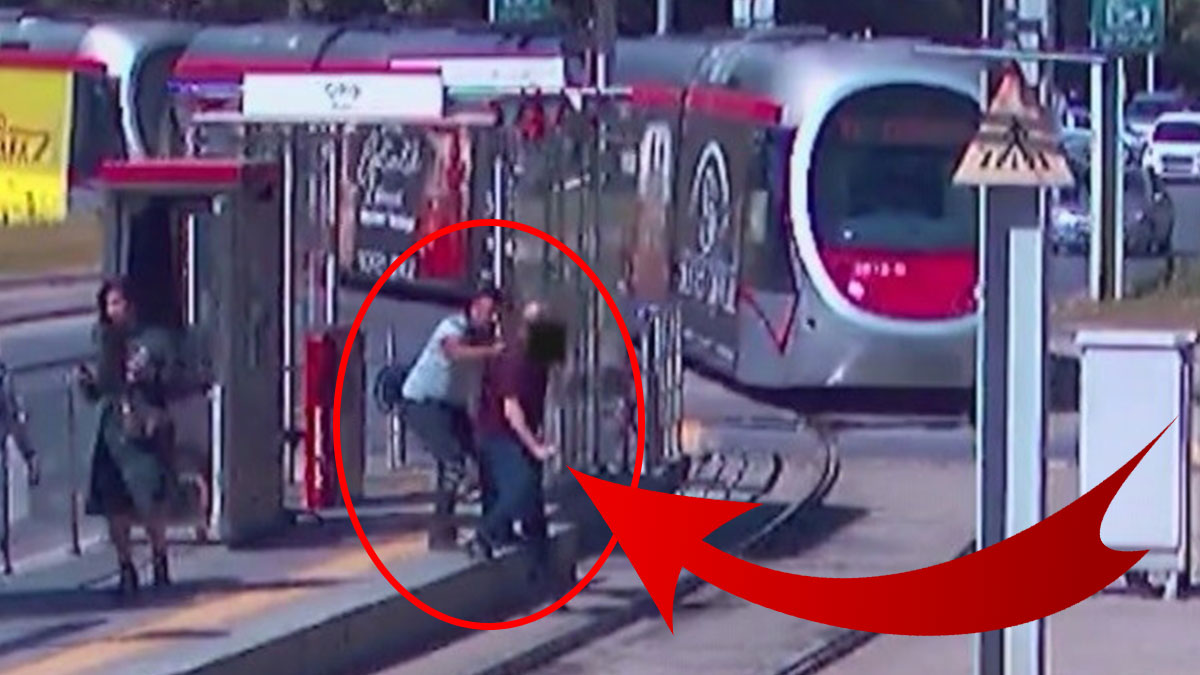 Bir saniye farkla! Tramvay kazasını böyle önledi