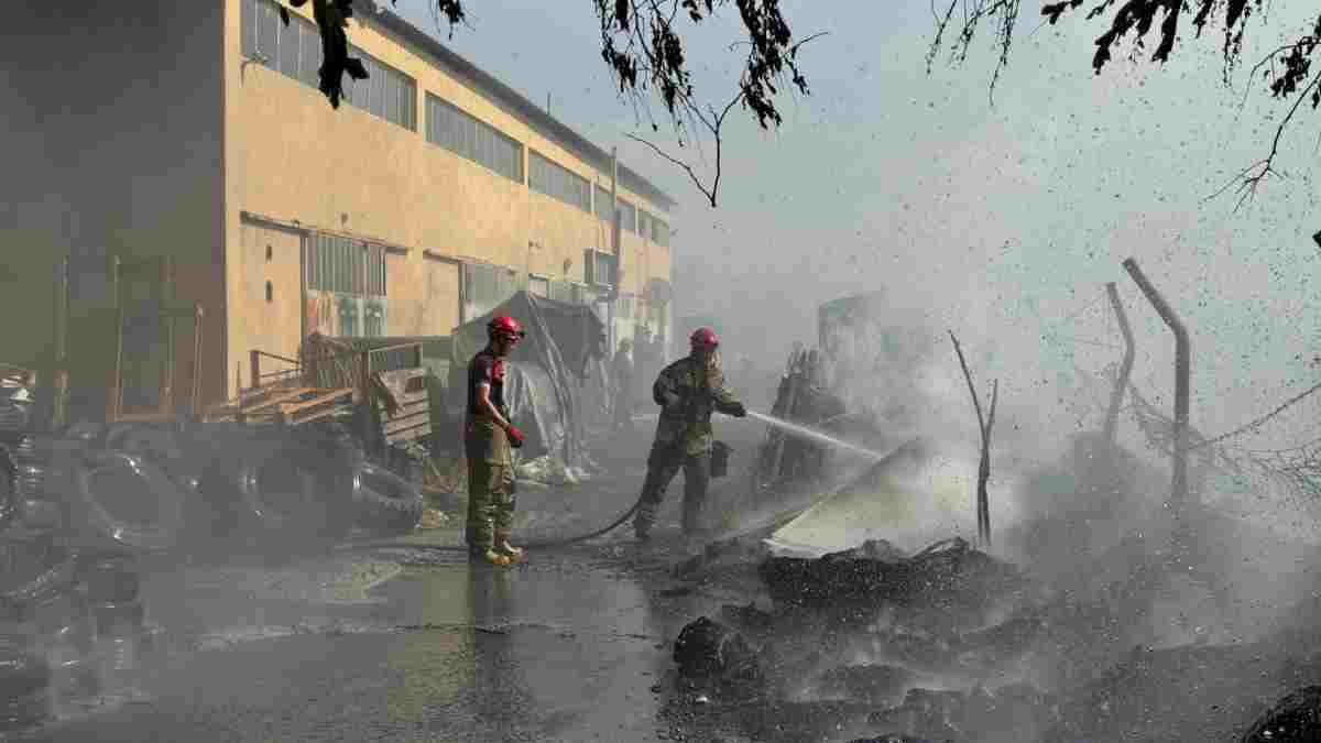 İzmir İtfaiyesi lastik deposu çevresindeki yangını söndürdü