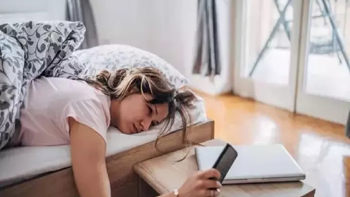 Uyandığınızda ilk işiniz bu olmasın! Uzman isimden uyarı: O alışkanlık tüm gününüzü öldürüyor