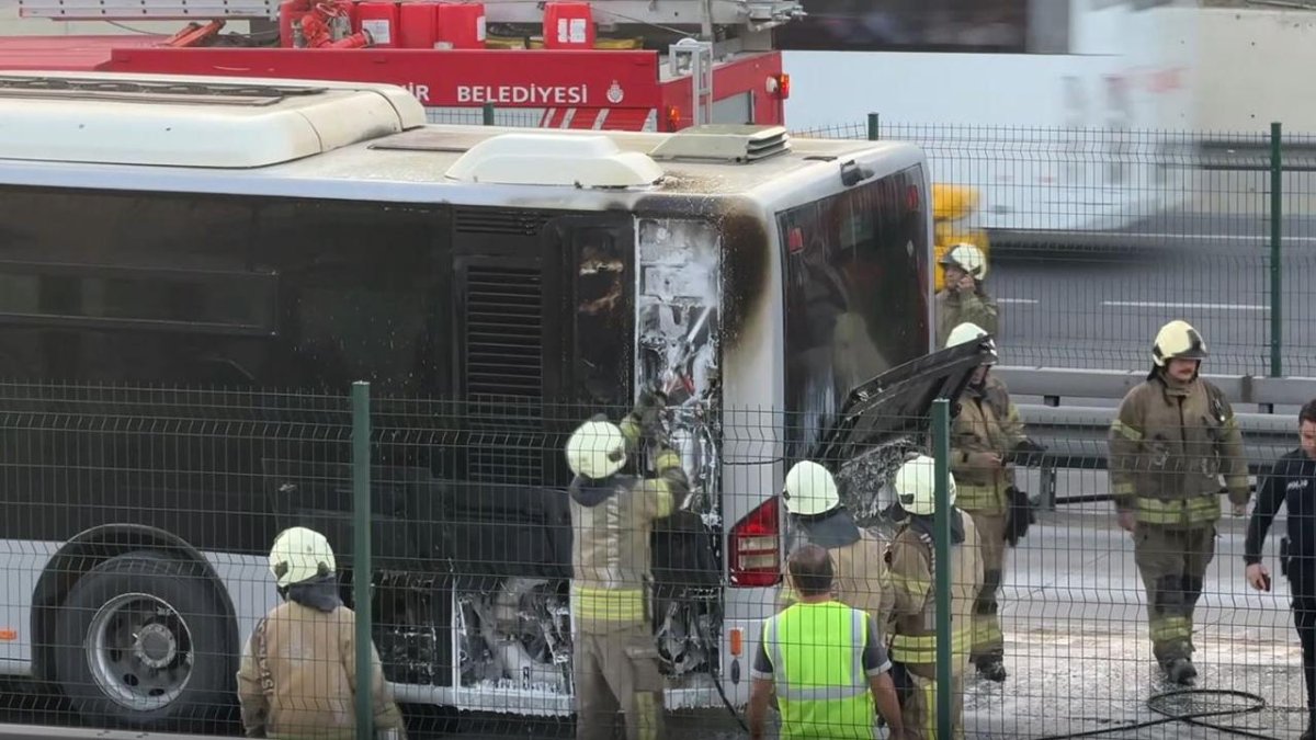 İstanbul'da seyir halindeki bir metrobüste yangın çıktı