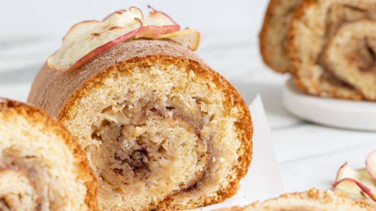 Evdeki fazla elmaları değerlendirmek için harika bir fırsat! Elmalı rulo kek tarifi ortaya çıktı